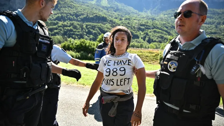 Aktivisti prekinuli utrku Tour de Francea i izazvali kaos: Isti su prekinuli meč Marina Čilića