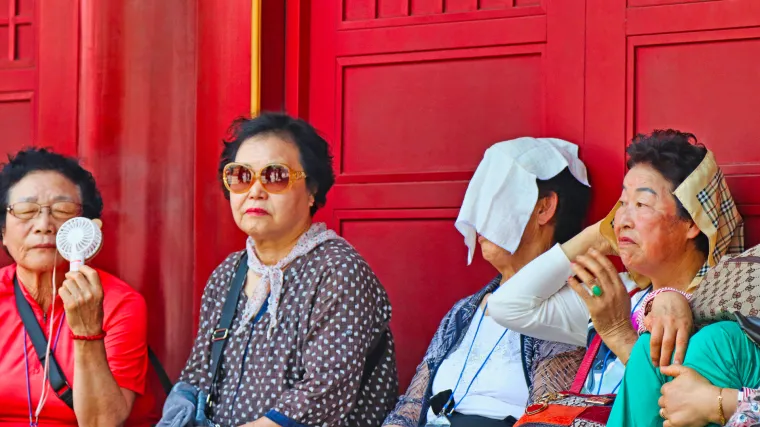 U Kini se zbog visokih temperatura tope krovovi. Spas od visokih temperatura ljudi traže u podzemnim skladi&scaron;tima