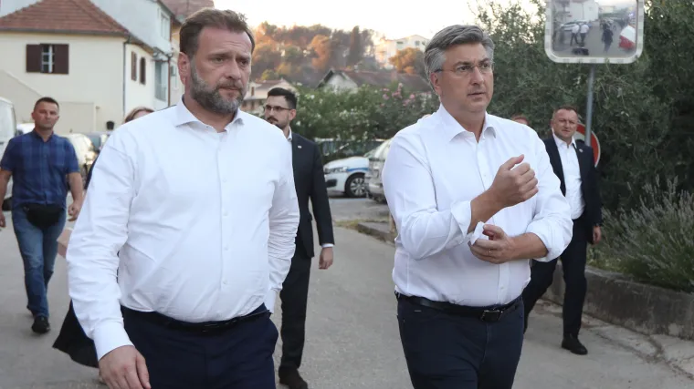 Premijer u Zatonu: 'Nismo imali u zadnjih &scaron;est godina da je ovoliko kuća izgorjelo kao danas'