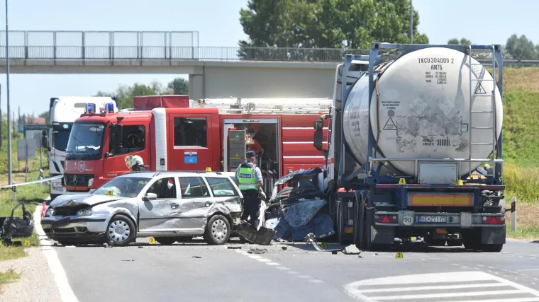 Jedan poginuli i vi&scaron;e ozlijeđenih u sudaru teretnog vozila i triju auta: Clio zavr&scaron;io pod &scaron;leperom, potpuno je zdrobljen