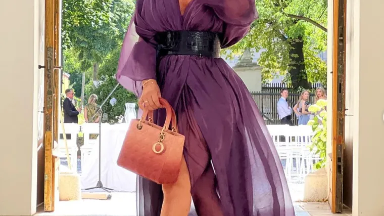 Snježana Mehun nabacila dekolte 'do poda' i prorez 'do neba', a pobrinula se i da foot fetišisti padnu u trans