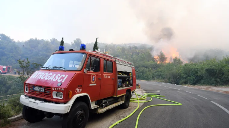 Opet buknulo u šibenskom zaleđu, na teren izašlo 23 vatrogasca: 'Krenulo je od kuća'