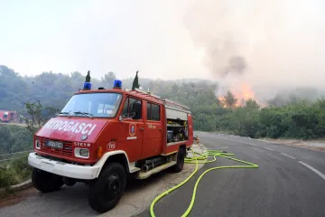 Opet buknulo u šibenskom zaleđu, na teren izašlo 23 vatrogasca: 'Krenulo je od kuća'