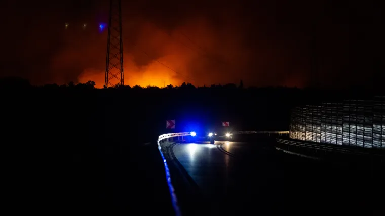 HEP-ovci s vatrogascima rade na požari&scaron;tu. Bez struje ostalo 1.300 ljudi, vraća se večeras?