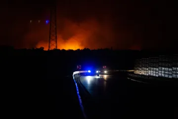 HEP-ovci s vatrogascima rade na požarištu. Bez struje ostalo 1.300 ljudi, vraća se večeras?