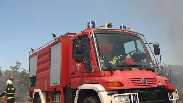 Novi požar u Dalmaciji! Gori iznad Omi&scaron;a, na terenu 40 vatrogasaca