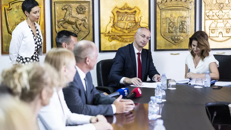 Puljak i zamjenici preuzeli vlast u Splitu, zaposlenici ga dočekali pljeskom