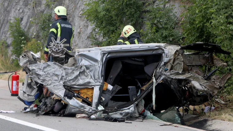 Policija objavila detalje nesreće kod odmori&scaron;ta Dobra. Preminuo mladić (19), automobil je u potpunosti zdrobljen