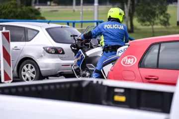Teška nesreća na zagrebačkom Mostu slobode. Osobni automobil ostao priklješten između autobusa i kamiona