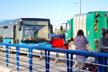 Užas na Mostu slobode u Zagrebu: Auto ostao zdrobljen između autobusa ZET-a i kamiona Čistoće! Dvoje ljudi ozlijeđeno