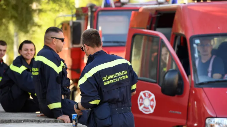Gori kod Zadra: Požar kod zračne piste, vatrogasci su u akciji