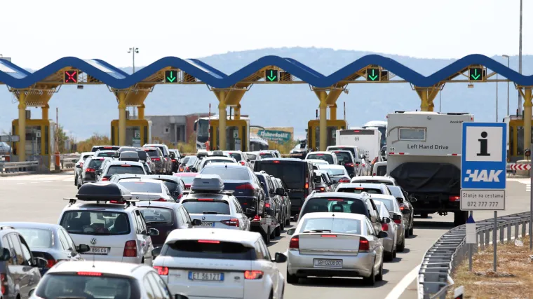 Gužve i kolone na autocestama prema moru, iz Hrvatskih autocesta pozivaju na oprez zbog vrućina