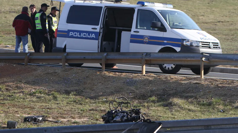 Kamion se zabio u za&scaron;titnu ogradu na A3, u suprotnoj traci na istom mjestu sudarila se tri auta