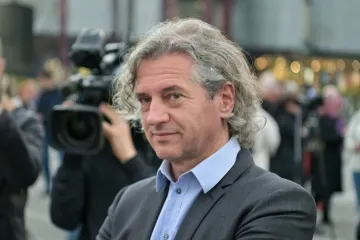 Slovenski premijer šokirao izjavom o koroni: 'Sunce i slana vode su prirodni lijekovi protiv covida-19'