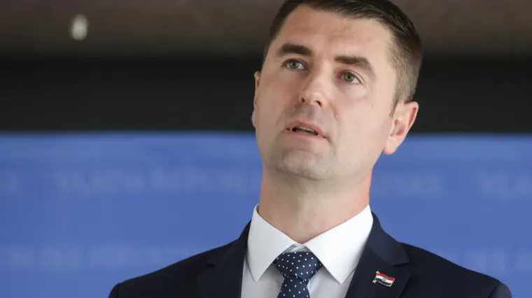 Filipović objavio cijene goriva: Benzin pada za 48 lipa, dok dizel raste. Izjednačene cijene na autocestama