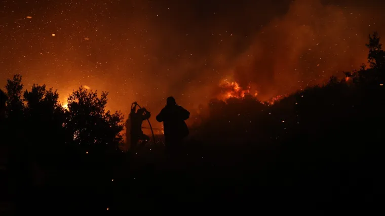 Veliki &scaron;umski požar približio se Ateni: Te&scaron;ko ga je kontrolirati i prijeti domovima