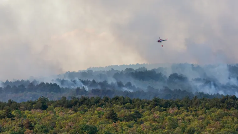 FOTO/VIDEO Gori i Slovenija. Vi&scaron;e od tristo vatrogasaca bori se s vatrom, evakuiraju nekoliko sela