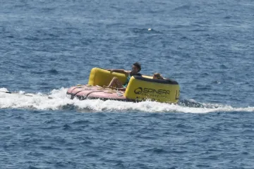 Glumica Sienna Miller uhvaćena kako na jahti uživa s mlađahnim modelom