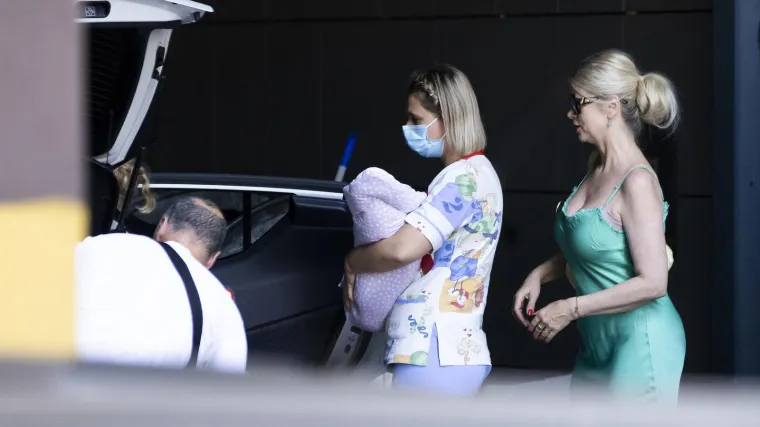 Hana Huljić Grašo izašla iz rodilišta: U pratnji mame Vjekoslave napustila bolnicu kroz garažu, Albu nosila medicinska sestra?