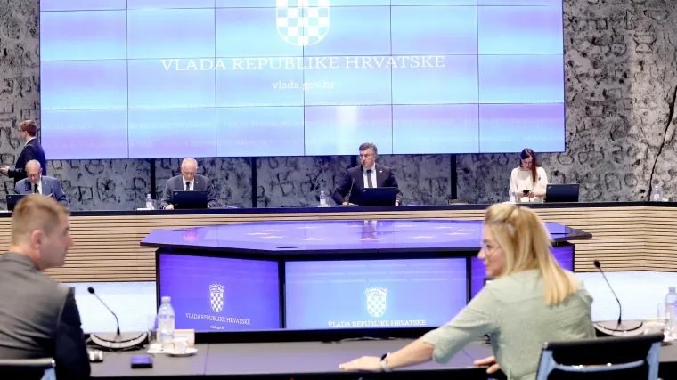 Vlada &scaron;tedi, ali ne na sebi. Građanima poručuje da sami znaju kako se pona&scaron;ati, a sebi pojačali hlađenje na najjače