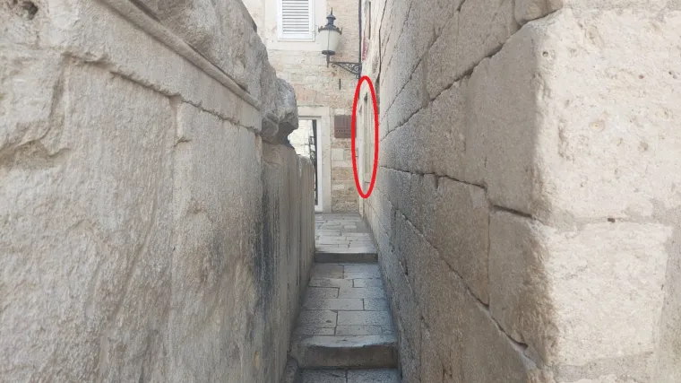 Uklonjen bankomat postavljen bez suglasnosti u najužoj splitskoj ulici 'Pusti me proć'