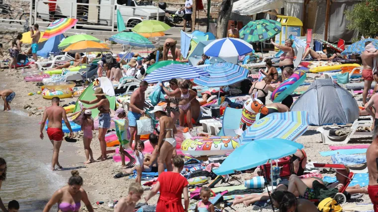 Lopovi vrebaju na moru, građani prijavljuju krađe novčanika: 'Pazite prate li vas, džepari biraju žrtvu'