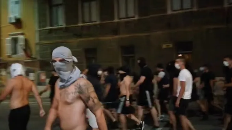 VIDEO U centru Rijeke sukobili se članovi Armade i &scaron;vedski navijači, letjele boce, baklje