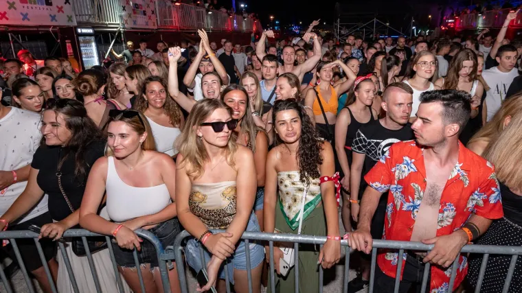 Elena od publike pozdravljena: Mladež na Zrću ludovala uz prelijepu kći Mile Kitića. Imala je zanimljivu 'opravicu'