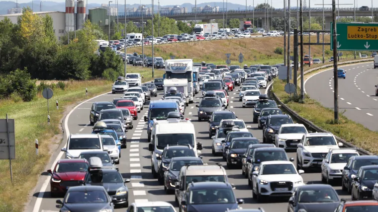 Na autocestama u Hrvatskoj kilometarske kolone, na A1 pred Lučkom u smjeru mora čak 6 kilometara