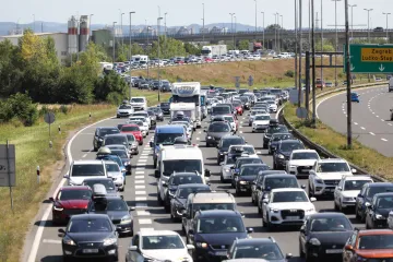 Na autocestama u Hrvatskoj kilometarske kolone, na A1 pred Lučkom u smjeru mora čak 6 kilometara