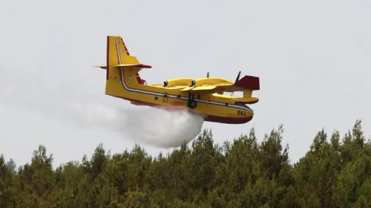 Lokaliziran požar koji je izbio blizu turističkih naselja kod Umaga: 'Isključena je struja, ali objkekti nisu ugroženi'