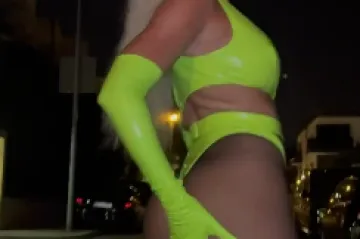 Otkad je solo, Jelena Karleuša udara još žešće: Ove poze u tanga trikou su čisti seks, ali što joj je to na guzi?