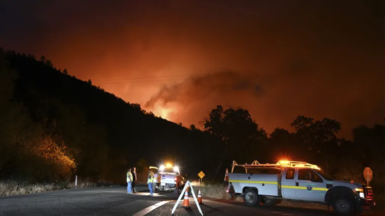 Zastra&scaron;ujući prizori požara u Kaliforniji koji guta sve pred sobom! Spa&scaron;avaju se ljudi, ali i sekvoje