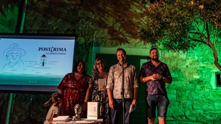 Tomislav Jelinčić na Braču predstavio zbirku pjesama svog pokojnog oca