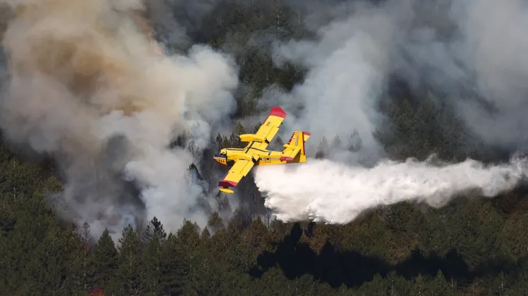 Buknuo požar kod Imotskog! Vatra prijeti kućama, na terenu je 45 vatrogasaca i dva kanadera