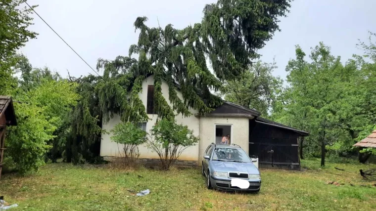 FOTO Snažno nevrijeme poharalo Karlovac i Dugu Resu: Vjetar nosio krovove, o&scaron;tećeno 60-ak kuća