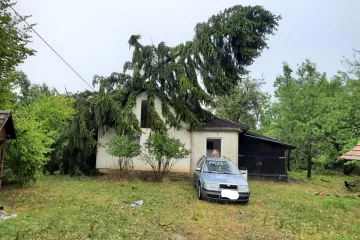 FOTO Snažno nevrijeme poharalo Karlovac i Dugu Resu: Vjetar nosio krovove, oštećeno 60-ak kuća