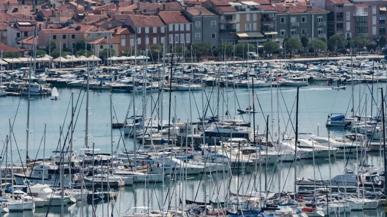 Ekstremna su&scaron;a u Sloveniji: Vojska i vatrogasci dopremaju vodu obalnim općinama