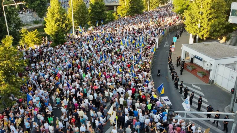 Nastavljeni prosvjedi pred Schmidtovim uredom u Sarajevu: 'Nismo mi plemena nego građani'