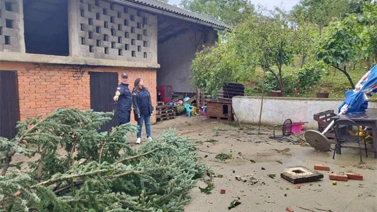 Zbraja se &scaron;teta u Karlovcu nakon jučera&scaron;njeg nevremena: Ljudi su ostali bez krovova, o&scaron;tećena 444 objekta