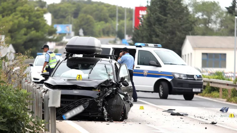 U prometnoj nesreći u Vodicama poginuo motociklist. Ozlijeđeno je i dijete iz drugog automobila