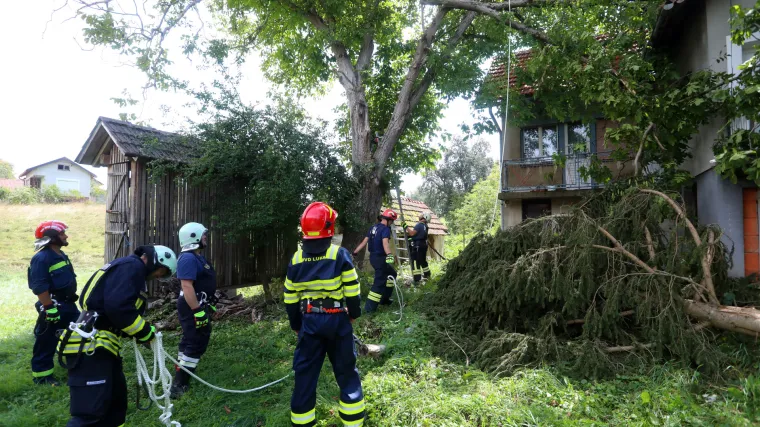 Karlovački vatrogasci zavr&scaron;ili s izvanrednim aktivnostima sanacije &scaron;teta od nevremena, bilo je 564 dojava