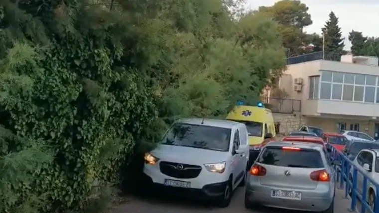 VIDEO Hitna pomoć zapela na putu do pristani&scaron;ta jer su automobili zapriječili put. Pacijent čekao na gliseru
