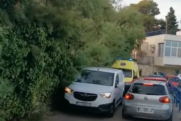 VIDEO Hitna pomoć zapela na putu do pristaništa jer su automobili zapriječili put. Pacijent čekao na gliseru