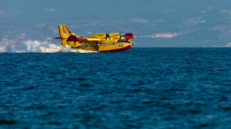Buknuo požar u Bibinjama kod Zadra, zahvatio gustu borovu &scaron;umu. Stigli i kanaderi