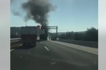 VIDEO Zapalio se automobil na autocesti kod Dugopolja