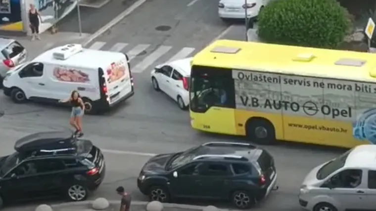 Dramatično u Splitu! Od ogromne gužve nije mogla proći hitna pomoć. Onda je do&scaron;la djevojka i spasila stvar!