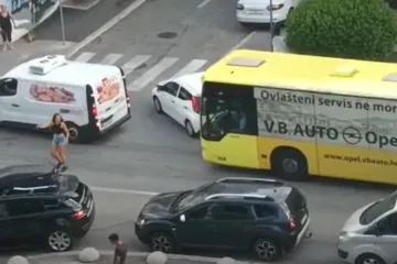 Dramatično u Splitu! Od ogromne gužve nije mogla proći hitna pomoć. Onda je došla djevojka i spasila stvar!