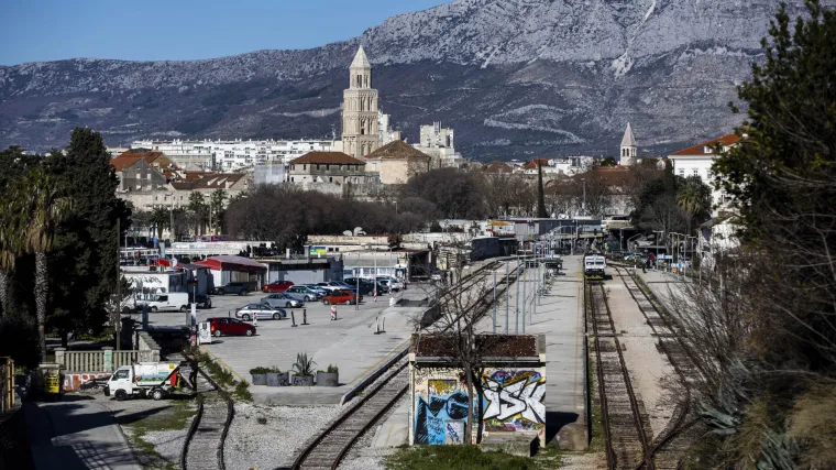 U Splitu &scaron;to zbog kaosa, &scaron;to zbog prometa, &scaron;to zbog gužvi - predlaže se uvođenje turističke policije