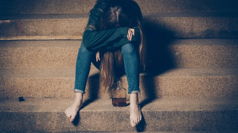 Pijana žena se na trgu skidala gola, vrijeđala policajce i na njih bacala ča&scaron;e: 'Pokazivala je intimne dijelove tijela'